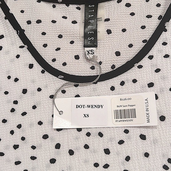 Artful Asymmetric Popper Topper Makes Black Garments Come to Life - Picture 4 of 4